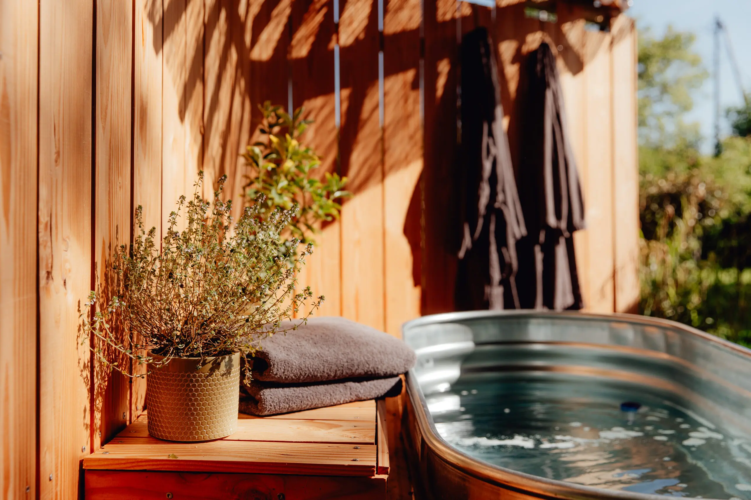 Bain nordique avec serviettes et plantes aromatiques