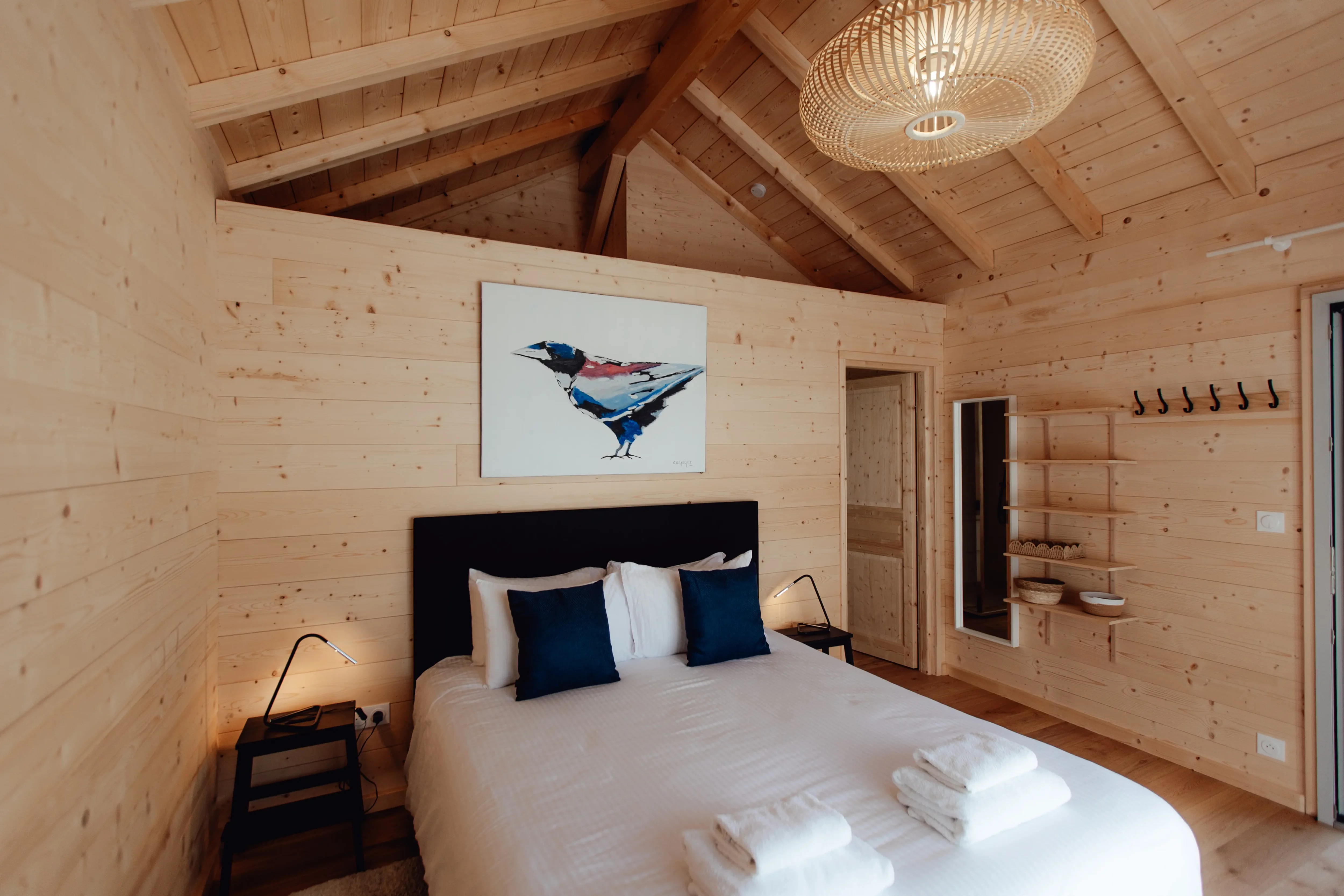 Chambre avec lit double 160 du Chalet Le Cocon en bois de sapin du Jura