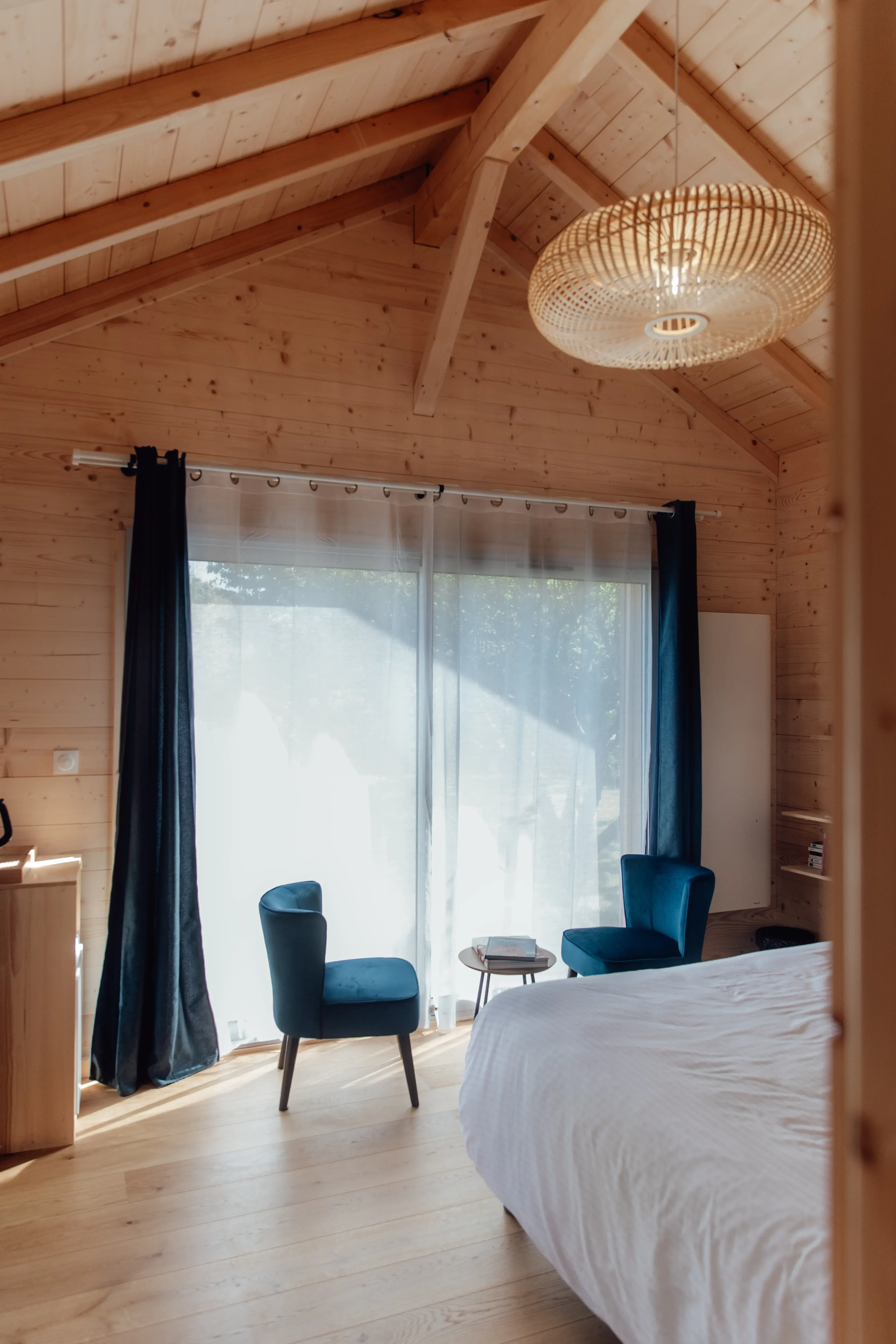 Chambre et salon TV du Chalet Le Cocon