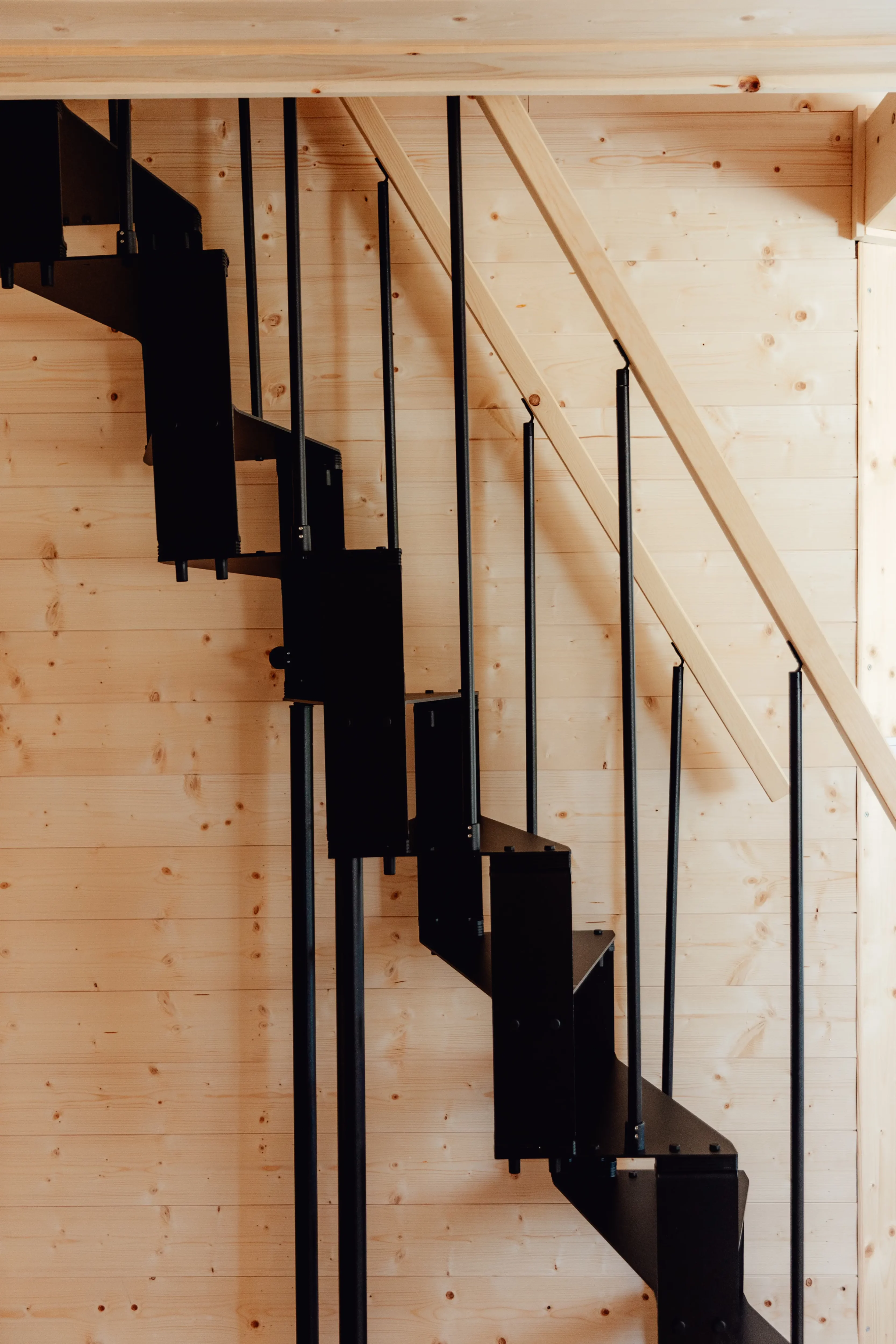 Escalier de type japonais dans la Chambre Le Nid en bois de sapin