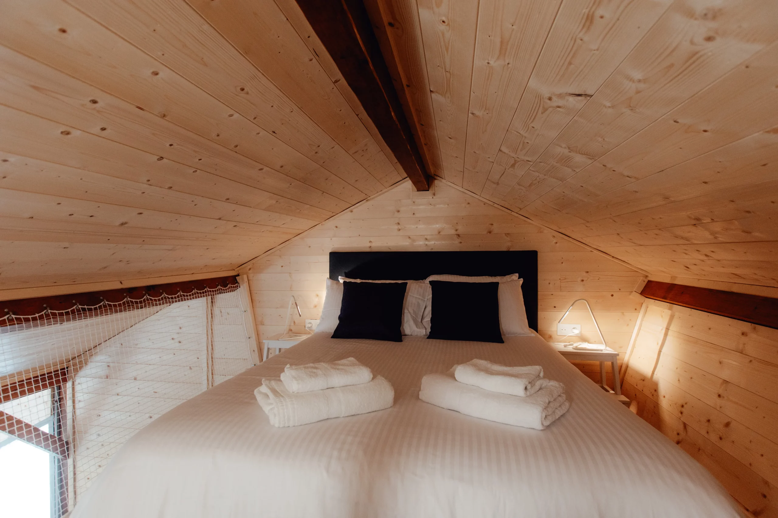 Mezzanine de la chambre Le Nid en bois de sapin, avec lit double 140 cm