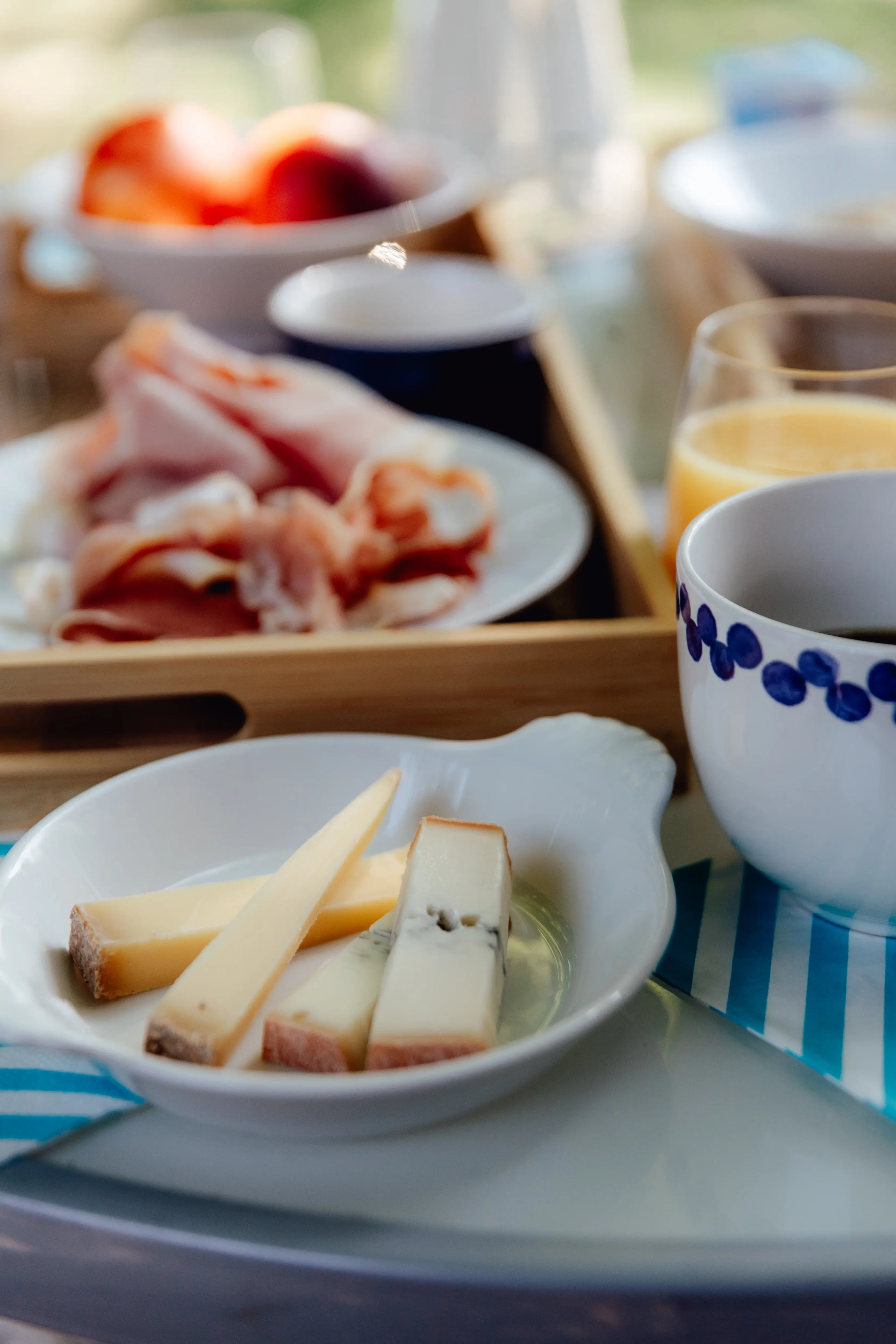 Petit-déjeuner maison servi en terrasse au Clos des Pies