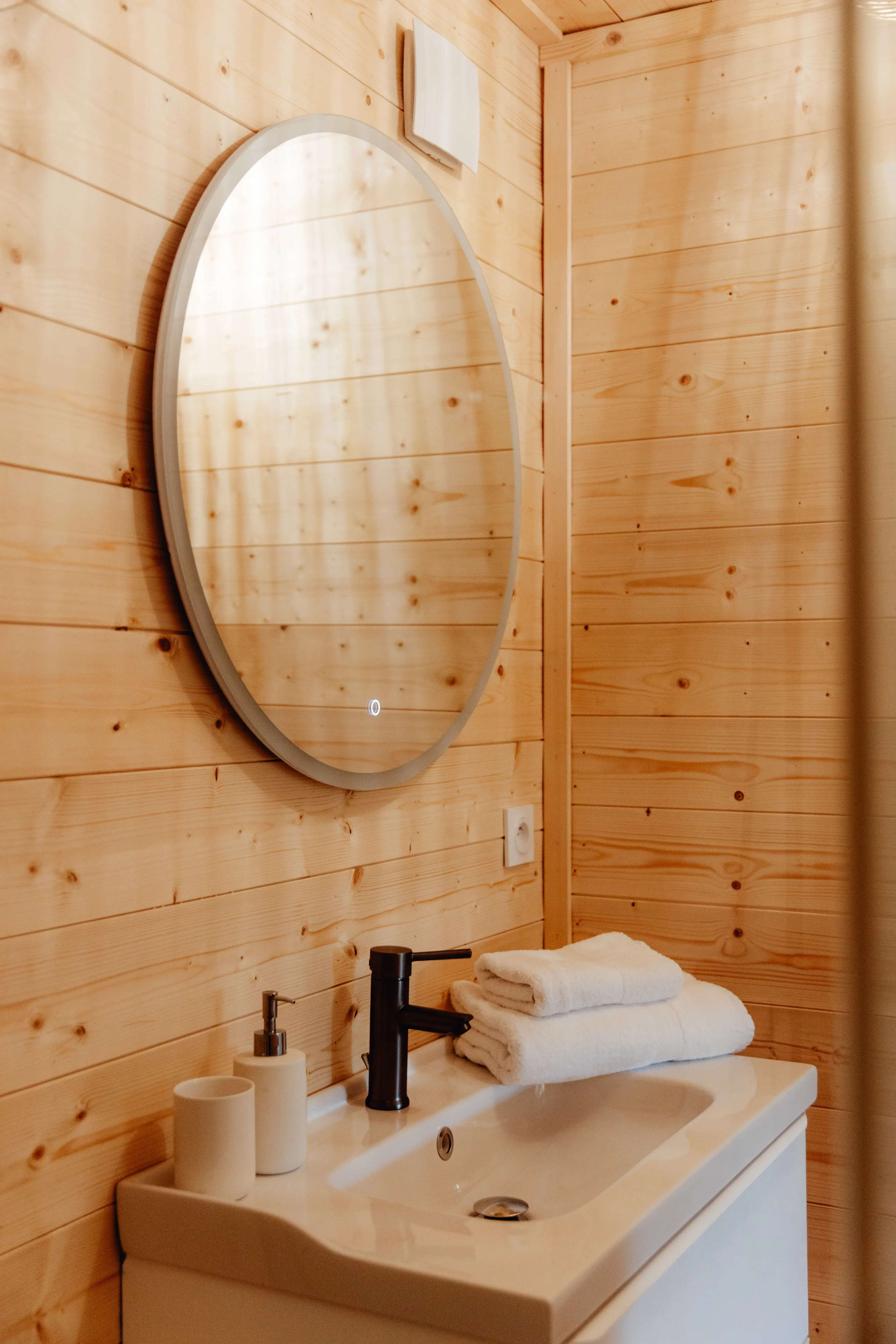 Salle de bain de la Chambre Le Nid, en bois de sapin, vasque et miroir, et linge de maison